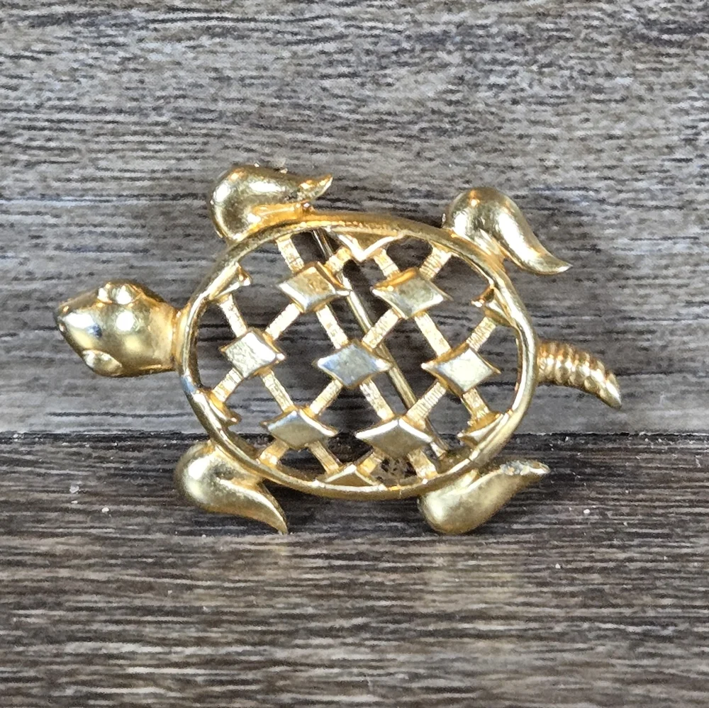 Vintage Estate Trifari Turtle Brooch Pin Gold Tone Latice Pattern Shell Retro - Picture 8 of 10